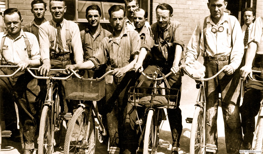 Travailleurs d'Arvida à la sortie de l'usine, vers 1935